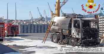Trieste, a fuoco un mini compattatore - TRIESTE.news - Trieste News