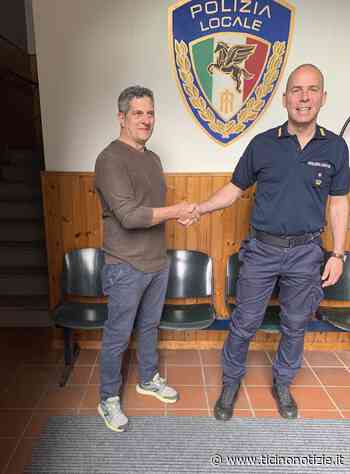 Trecate: il pittore Roberto Minera ha donato una sua opera alle donne e agli uomini della Polizia locale - Ticino Notizie