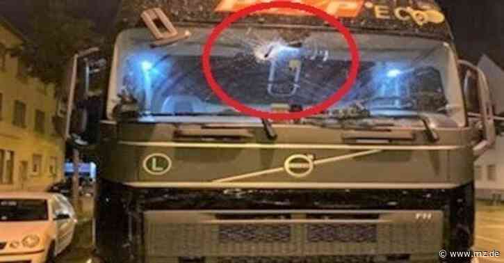 Mannheim:  Hammer durch Lastwagen-Frontscheibe geworfen
