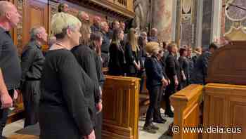 El Coro de Arratia entona el 'Agate Deuna' en la basílica de San Pedro del Vaticano - Deia