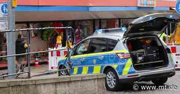 Feuerwehr, Polizei und Notarzt im Einsatz: Radfahrer kracht durch Schaufensterscheibe - Mindener Tageblatt