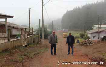 Prefeito de Faxinal dos Guedes assina contrato para início de pavimentação no distrito da Barra Grande - Oeste Mais