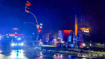 180-Tonnen-Koloss blockiert die B475 bei Soest: Stundenlange Sperrung - Kran rückt an - wa.de