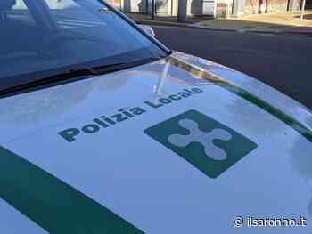 Saronno, auto ribaltata davanti alla Focris. Danneggiate due auto in sosta - ilSaronno