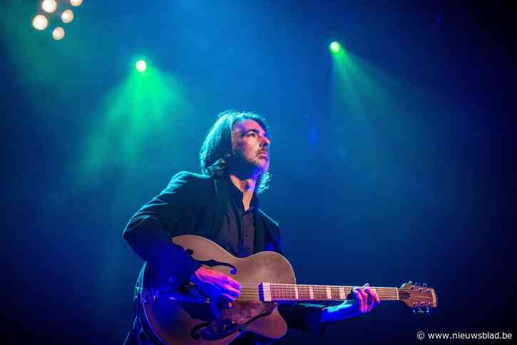 Maurits Pauwels brengt single uit die alleen bij Berchemse ondernemers te koop is: “Je kan hier zuipen en feesten: altijd een teken van beschaving”