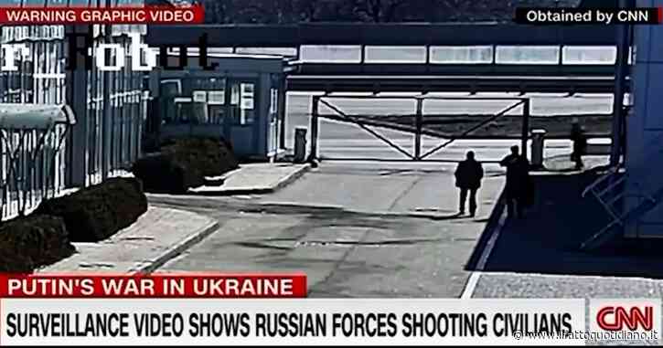 Guerra in Ucraina, in un video della Cnn le immagini due soldati russi che sparano alle spalle di due civili disarmati