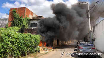 Fogo é registrado em terreno baldio no bairro Salesianos, em Juazeiro do Norte - Site Miséria