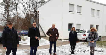 Kreis hat "vorausschauend gehandelt": Staatssekretär besucht Flüchtlingsunterkunft in Calw - Region - Pforzheimer Zeitung