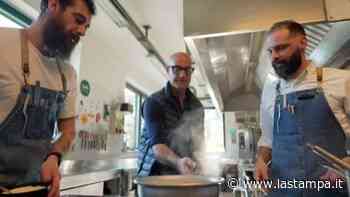 Stanley Tucci porta la Cnn a Vercelli per imparare dagli chef Costardi i segreti del risotto - La Stampa