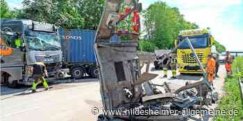 Lastwagen prallt in Anhänger: Autobahn 7 bei Hildesheim stundenlang voll gesperrt - www.hildesheimer-allgemeine.de