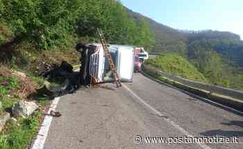 Paura a Ravello, camion si ribalta sulla SP1 / FOTO - Positano Notizie