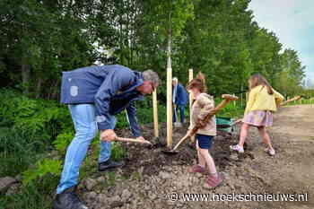 Kinderen planten symbolisch laatste boom bij Windpark Oude Mol in Strijensas - Hoeksche Waard Nieuws