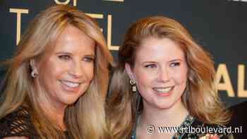 Dochter Linda de Mol doet verslag van grote finale Feyenoord - RTL Boulevard