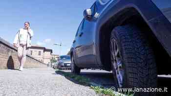 Siena, vandali in pieno centro: gomme tagliate alle auto in sosta - LA NAZIONE