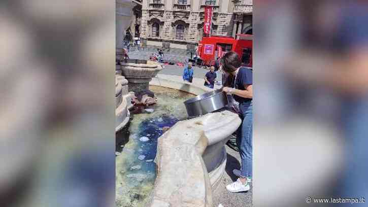 Giro d'Italia, lava il pentolone nella fontana simbolo di Catania: è polemica - La Stampa
