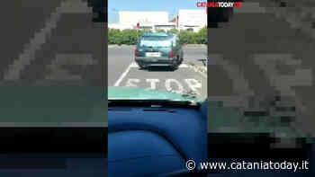 Inciviltà a Catania: lascia l'auto ferma allo stop e se ne va | Video - CataniaToday
