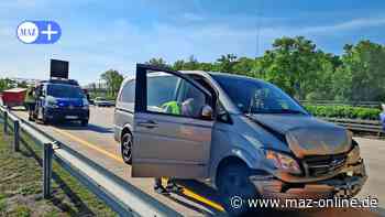 Unfall auf der A10 bei Ludwigsfelde: Feuerwehr und Rettungswagen im Einsatz - Märkische Allgemeine Zeitung