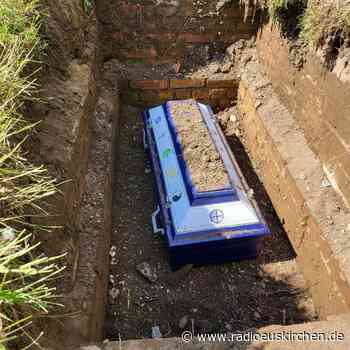 Schleidener Schul-Skelett beerdigt - radioeuskirchen.de