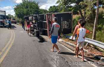 Caminhão com carga de chocolate tomba em Ecoporanga • SiteBarra - SiteBarra