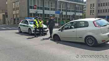 Incredibile a Monza, auto sprofonda in una buca - Prima Monza