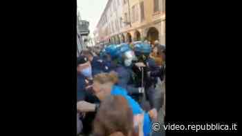 Sfratti, alta tensione a Parma fra polizia e manifestanti in borgo delle Colonne - Repubblica TV