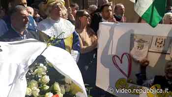 Parma, il popolo dell'Oltretorrente saluta 'Corradone' con il Va, Pensiero - Repubblica TV