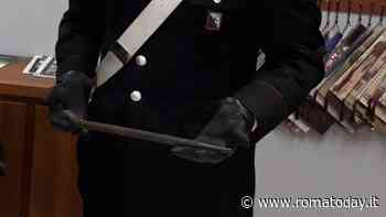 Viene svegliata dai rumori e trova ladro sul pianerottolo di casa