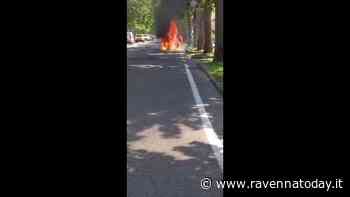 Le fiamme avvolgono un'auto: l'incendio domato dai Vigili del Fuoco - IL VIDEO - RavennaToday