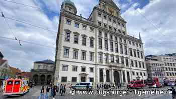 Rettungskräfte rücken zu Einsatz im Augsburger Rathaus aus