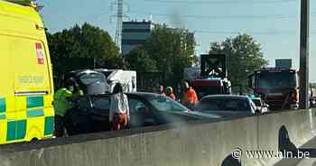Aanschuiven op E17 in Kruisem na ongeval met drie auto's - Het Laatste Nieuws