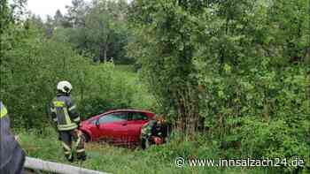 In Folge des Unwetters: Auto überschlägt sich bei Mehring - Maibaum knickt bei Burghausen um