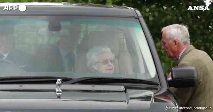 La regina Elisabetta riappare in pubblico dopo il forfait per il Queen’s Speech in Parlamento – Video