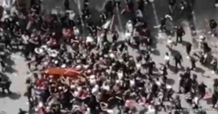 Cariche al funerale della cronista di Al Jazeera, la polizia israeliana: “Centinaia di rivoltosi hanno lanciato pietre”. Nel video che diffonde se ne vede solo uno