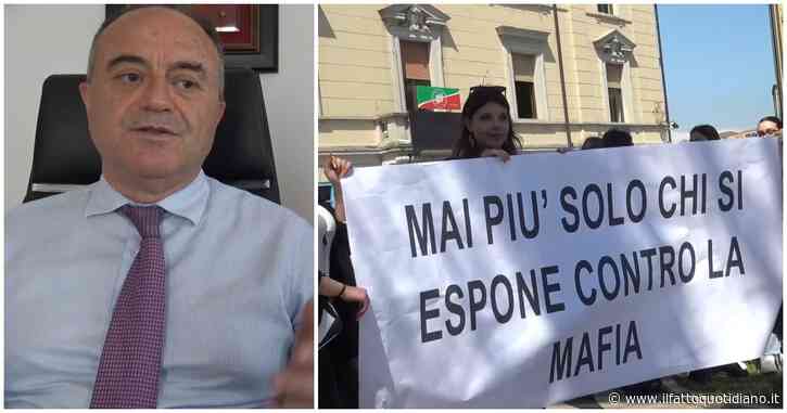 Catanzaro, in centinaia al sit-in per Gratteri dopo la minaccia di attentato. Il procuratore: “Segno che la gente non ha voglia di mafie”