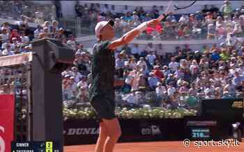 Internazionali Roma, malore sugli spalti: stop al match e Sinner porta l'acqua. VIDEO - Sky Sport