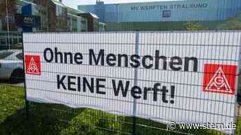MV Werften: 200 Schiffbauer demonstrieren vor Werfthalle in Stralsund - STERN.de