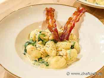 Selbstgemachte Gnocchi in Spinat-Gorgonzolasauce mit Pinienkernen und Bacon