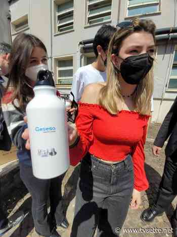 Anche il Liceo Classico di Benevento Pietro Giannone diventa Plastic Free, GESESA consegna le borracce. - TV Sette Benevento