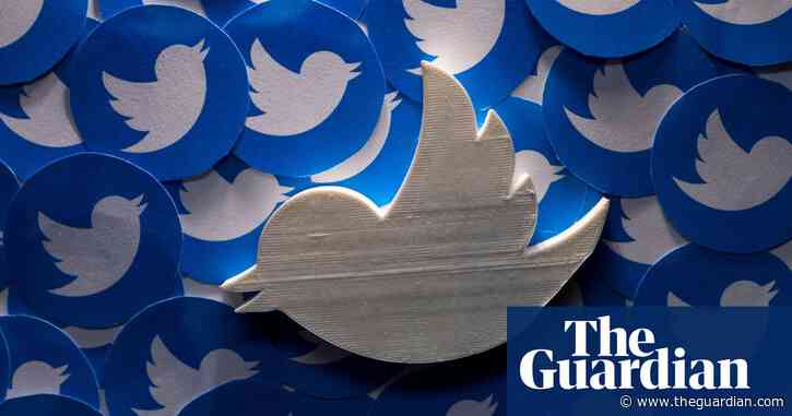 Twitter announces hiring freeze as two top executives leave