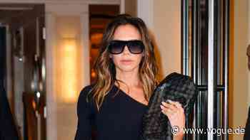 Victoria Beckham: Ihr Metallic-Slipdress löst jetzt einen Internet-Hype aus - VOGUE Germany