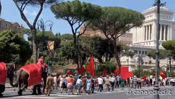 Roma, scene di massa e turisti increduli: Nanni Moretti gira il suo nuovo film (VIDEO) - Canale Dieci