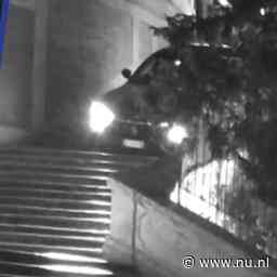 Video | Man rijdt met auto van historische Spaanse Trappen in Rome