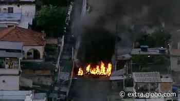 Polícia Militar faz operação na Serrinha, em Madureira, e criminosos ateiam fogo a barricada - Extra