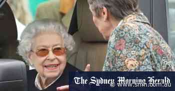 Queen Elizabeth makes surprise public appearance at horse show