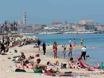 Bari, è arrivato il caldo: Pane e pomodoro si riempie per i primi bagni della stagione - Corriere del Mezzogiorno