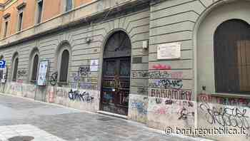 Bari, studenti e volontari ridipingono il liceo Scacchi vandalizzato: "Via le scritte dalla facciata, diamo u… - La Repubblica