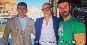 Bari, Stanley Tucci non resiste al fascino del Chiringuito: la foto è virale - La Gazzetta del Mezzogiorno