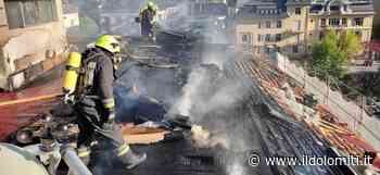 Brucia il tetto di un edificio a Merano (FOTO): accorsi vigili del fuoco da tutto il circondario per domare le fiamme - il Dolomiti - il Dolomiti