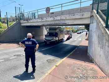Le camion s’encastre sous un pont à Cannes, le trafic ferroviaire et routier perturbé