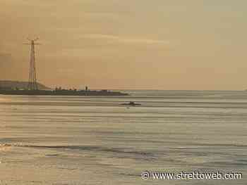Enorme sottomarino risale lo Stretto di Messina, le spettacolari IMMAGINI da Scilla - StrettoWeb